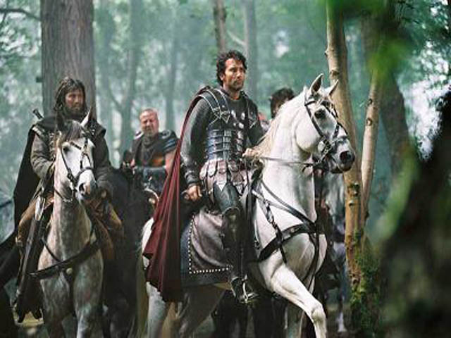 El Rey Arturo lider de los caballeros de la mesa redonda en Camelot del Siglo VI montando a su caballo favorito Hengroen