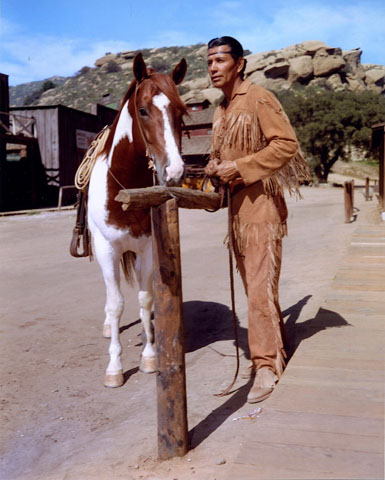 Toro (Jay Silverheels) con su caballo Scout en la película The Lone Ranger de 1956
