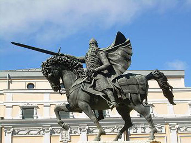Estatua de bronce realizada por Juan Cristobal Gonzalez de Quesada en honor del Cid ubicada en la plaza central de Burgos. Fue inaugurada por Franco en 1955