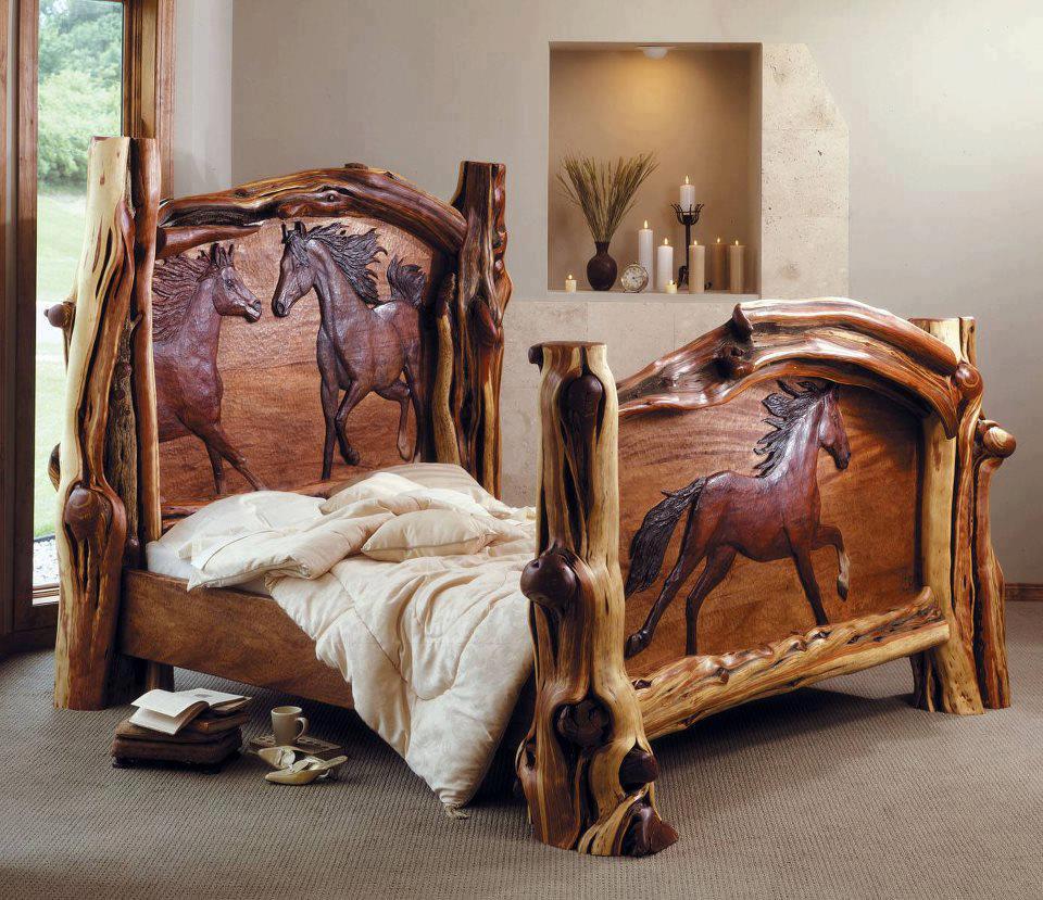 Cama en madera rustica con motivo de caballos
