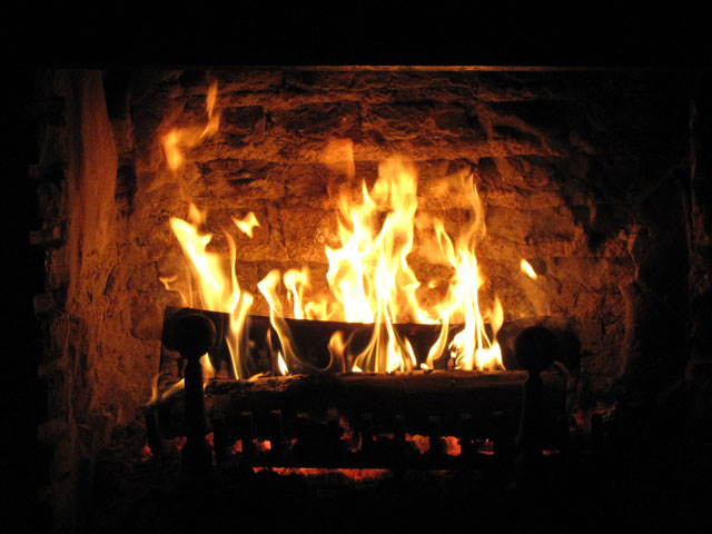 Las llamas bailan en el fuego de nuestro hogar en la Cabaña en Alberti.