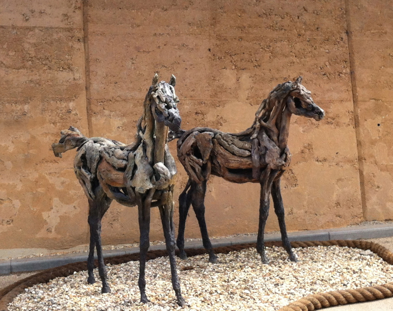 La Escultora británica Heather Jansch realiza hermosas esculturas de caballos con ramas de árboles. Su pagina web es: http://www.heatherjansch.com