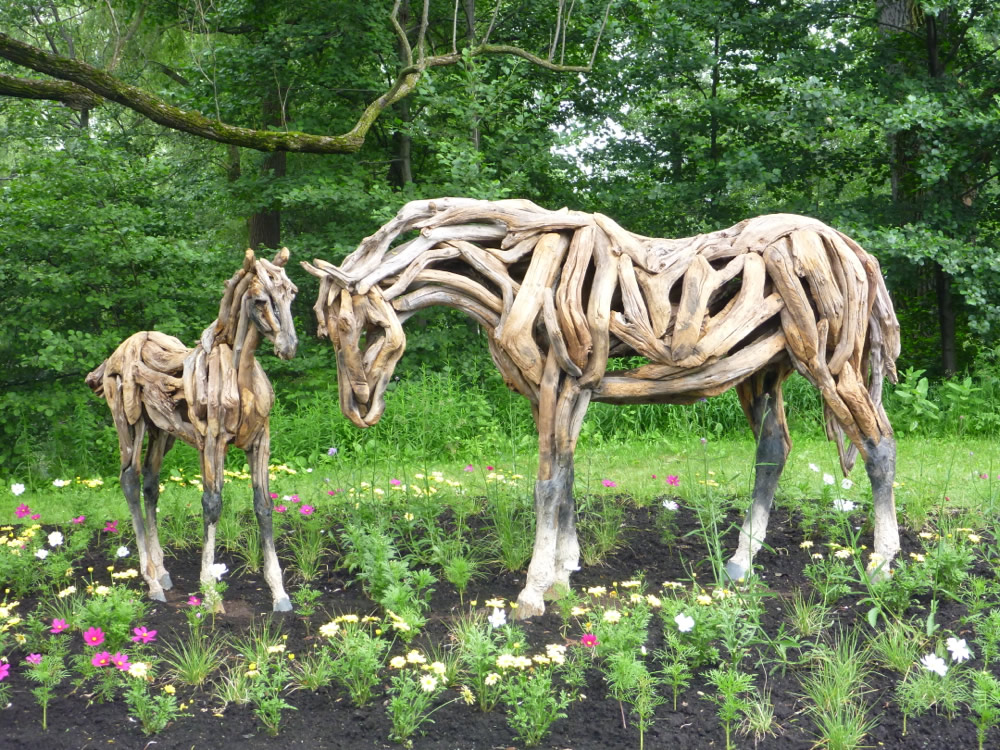 La Escultora británica Heather Jansch realiza hermosas esculturas de caballos con ramas de árboles. Su pagina web es: http://www.heatherjansch.com