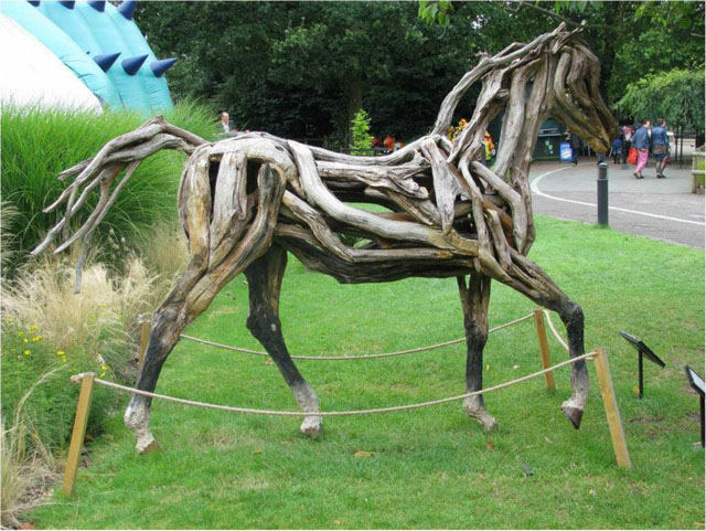 Esculturas de caballos hechas exclusivamente con ramas de arboles por Heather Jansch.