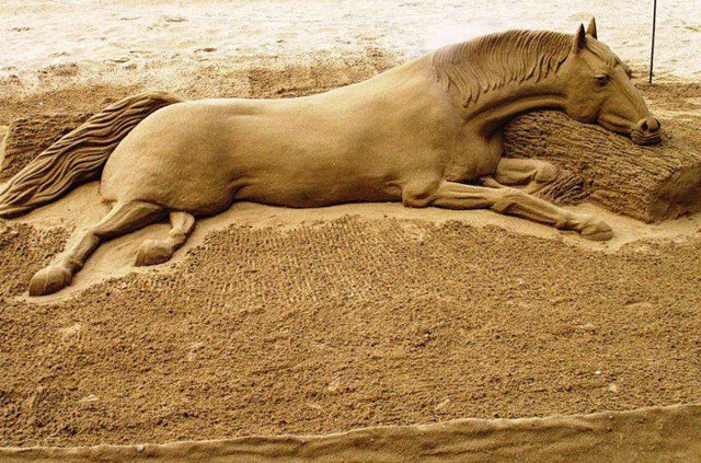 Figura artistica de caballo en arena.