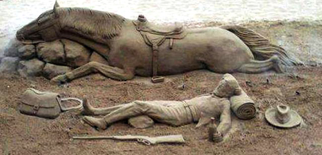 Figura artistica de caballo en arena.
