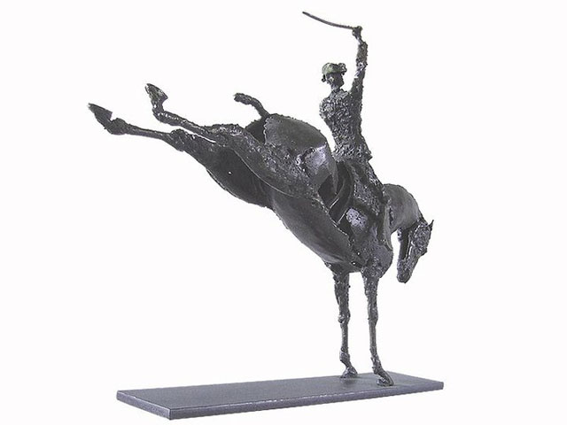 Escultura de caballo terminando un salto