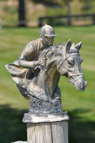 Escultura de caballo con Jockey