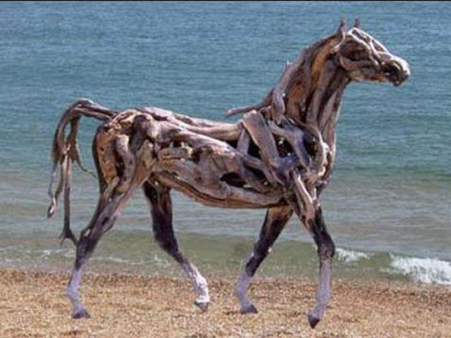 Esculturas de caballos hechas exclusivamente con ramas de arboles por Heather Jansch.