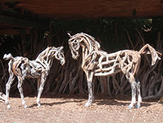 Heather Jansch Esculturas de caballos con ramas