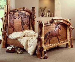 cama con cabeceras talladas con caballos