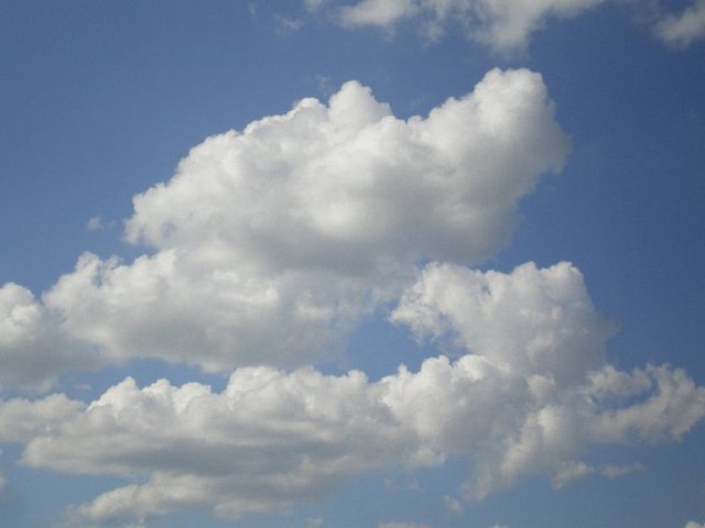Nubes jineteando en el cielo de Nahuel Ruca Pcia de Buenos Aires.