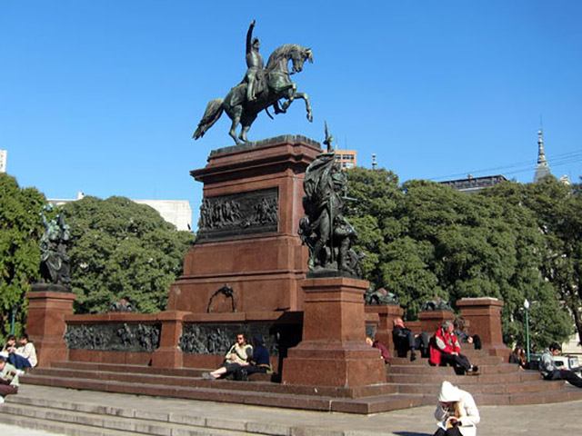 Monumento a caballo del Gral José de San Martin en la Plaza San Martin en Buenos Aires, Argentina