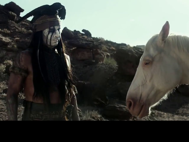 Toro (Johnny Deep) dialogando con Silver en la película del 2013