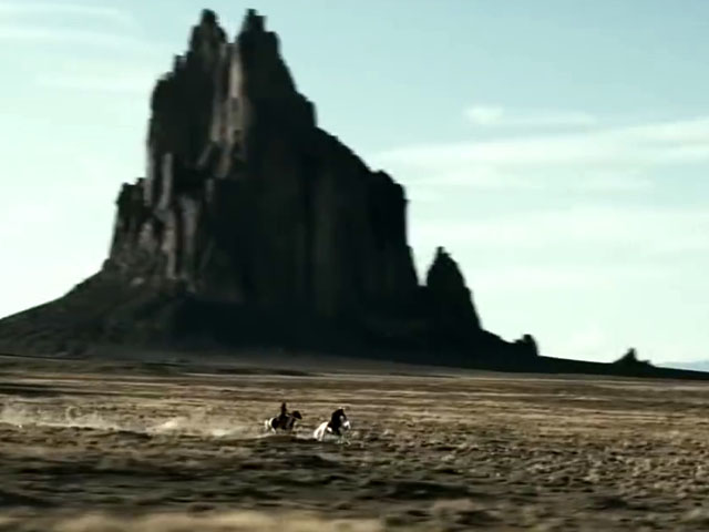 El Llanero Solitario (Armie Hammer) y Toro (Johnyy Deep) en un pasaje de la película de Disney del 2013