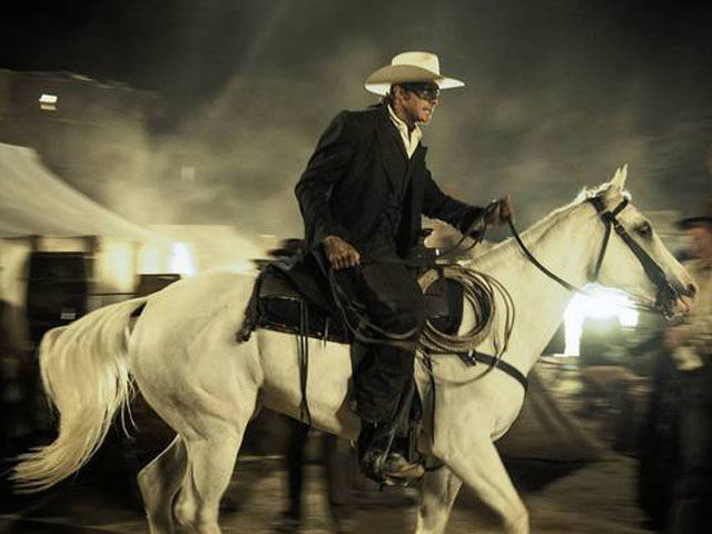El Llanero Solitario con su caballo Silver en la película de 2013