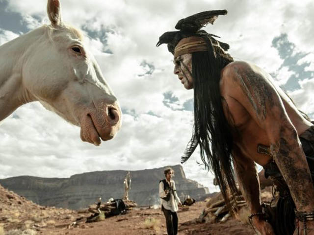 Toro (Johnny Deep) dialogando con Silver en la película The Lone Ranger del 2013
