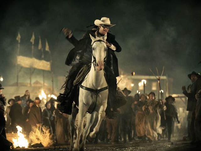 El Llanero Solitario con su caballo Silver en la película de 2013