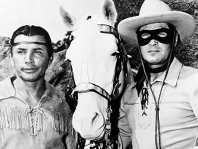The Lone Ranger (Clayton Moore) con Silver y Toro (Jay Silverheels) en las famosas aventuras de TV